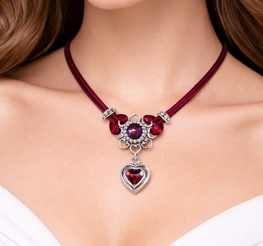LUISIA Halskette "Chiara" mit Herzblüte, Strassherz und Premium Kristallen | Bordeaux