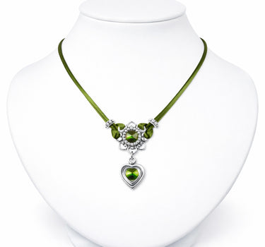 LUISIA Halskette "Chiara" mit Herzblüte, Strassherz und Premium Kristallen | Olivgrün