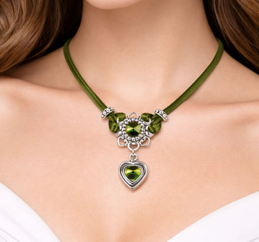 LUISIA Halskette "Chiara" mit Herzblüte, Strassherz und Premium Kristallen | Olivgrün