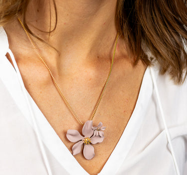 LUISIA Halskette "Nelia" mit Blumen - 16 Karat vergoldet | Altrosa