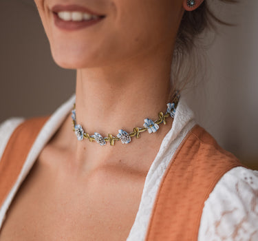 LUISIA Stoffblütencollier "Seraphine" Kropfband mit Edelweiß 48365 | Blau