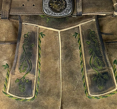 MADDOX Kurze Lederhose "Rothsee" mit Gürtel | Antik Zirbe - Grüne Stickerei