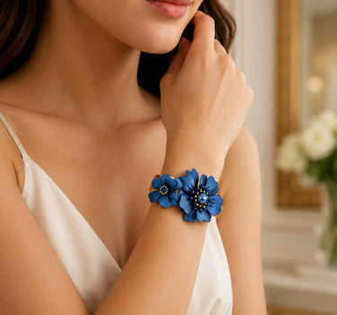 LUISIA® Armreif Armspange "Nelia" mit Blumen - 16 Karat vergoldet | Dunkelblau