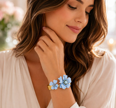 LUISIA® Armreif Armspange "Nelia" mit Blumen - 16 Karat vergoldet | Hellblau