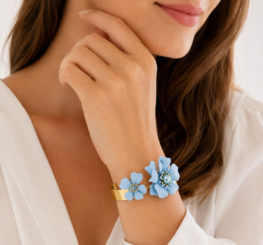 LUISIA® Armreif Armspange "Nelia" mit Blumen - 16 Karat vergoldet | Hellblau