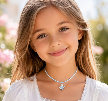 LUISIA® Kinder Halskette "Edelweiß" mit Kristallen von Swarovski® | Hellblau