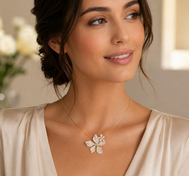 LUISIA® Halskette "Nelia" mit Blumen - 16 Karat vergoldet | Altrosa