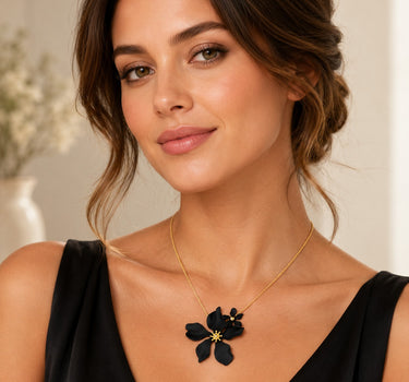 LUISIA® Halskette "Nelia" mit Blumen - 16 Karat vergoldet | Schwarz