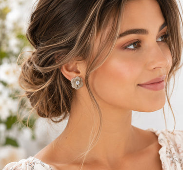 LUISIA® Ohrstecker "Nelia" mit Blumen - 16 Karat vergoldet | Sand