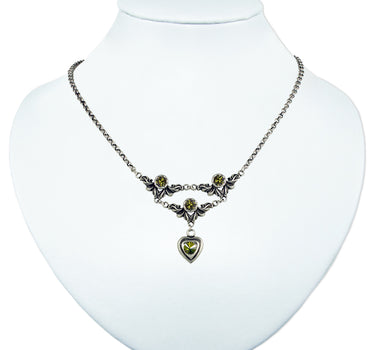 LUISIA Halskette Isabel mit Herz und Kristallen von Swarovski - Olivgrün