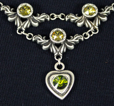 LUISIA Halskette Isabel mit Herz und Kristallen von Swarovski - Olivgrün