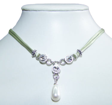 LUISIA Halskette Cami mit Kristallen von Swarovski und Perle - Lindgrün