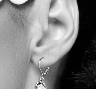 Ohrringe Aurelia mit rundem Anhänger und Kristallen von Swarovski® - Hellblau