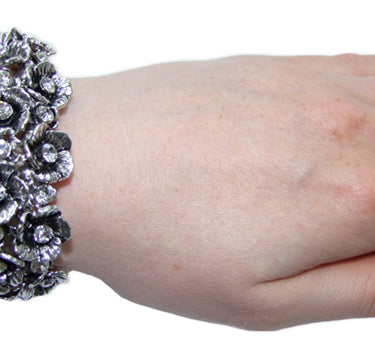 Armband mit Blüten und Strass