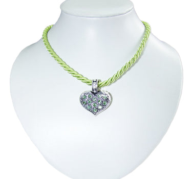 LUISIA Kordel Collier Enya mit Herzanhänger - Hellgrün
