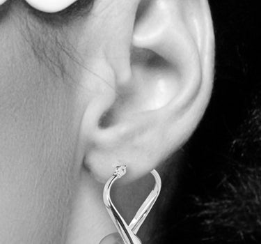 LUISIA Geschwungene Ohrringe "Liora" mit Perle von Swarovski - Silber / Light Grey Pearl