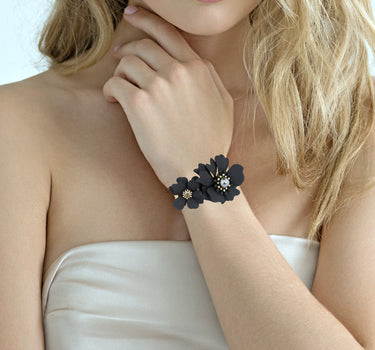 LUISIA Armreif Armspange Nelia mit Blumen - 16 Karat vergoldet Schwarz