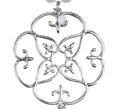 Lange Perlenkette mit silbernem Ornament