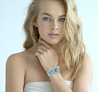 LUISIA Armreif Armspange Nelia mit Blumen - 16 Karat vergoldet Hellblau