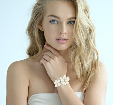 LUISIA Armreif Armspange Nelia mit Blumen - 16 Karat vergoldet Weiß