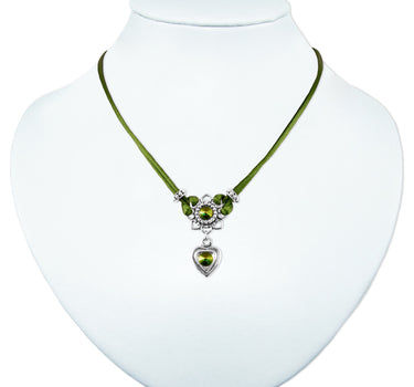 LUISIA Halskette Chiara mit Herzblüte, Strassherz und Kristallen von Swarovski - Olivgrün