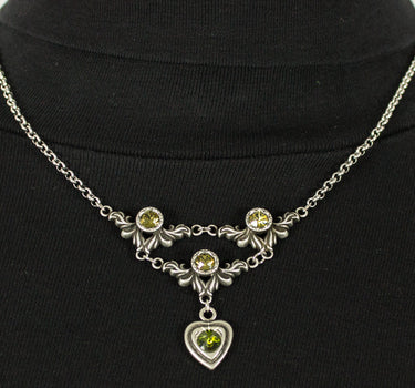 LUISIA Halskette Isabel mit Herz und Kristallen von Swarovski - Olivgrün